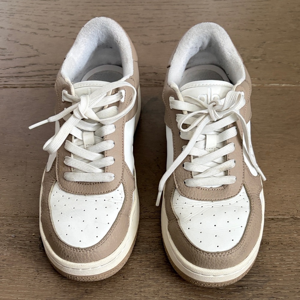 ALO Recovery Mode Sneaker. Size 7 women’s. Gravel/wht